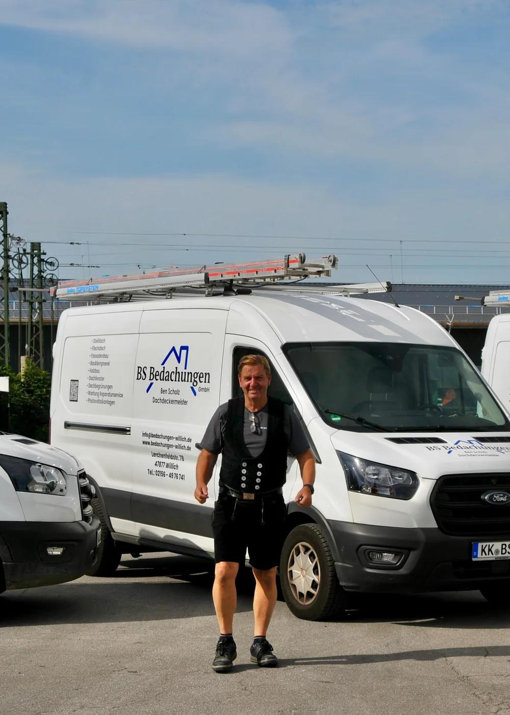 Dachdeckermeister Ben Scholz vor dem BS Bedachungen Fuhrpark in Willich