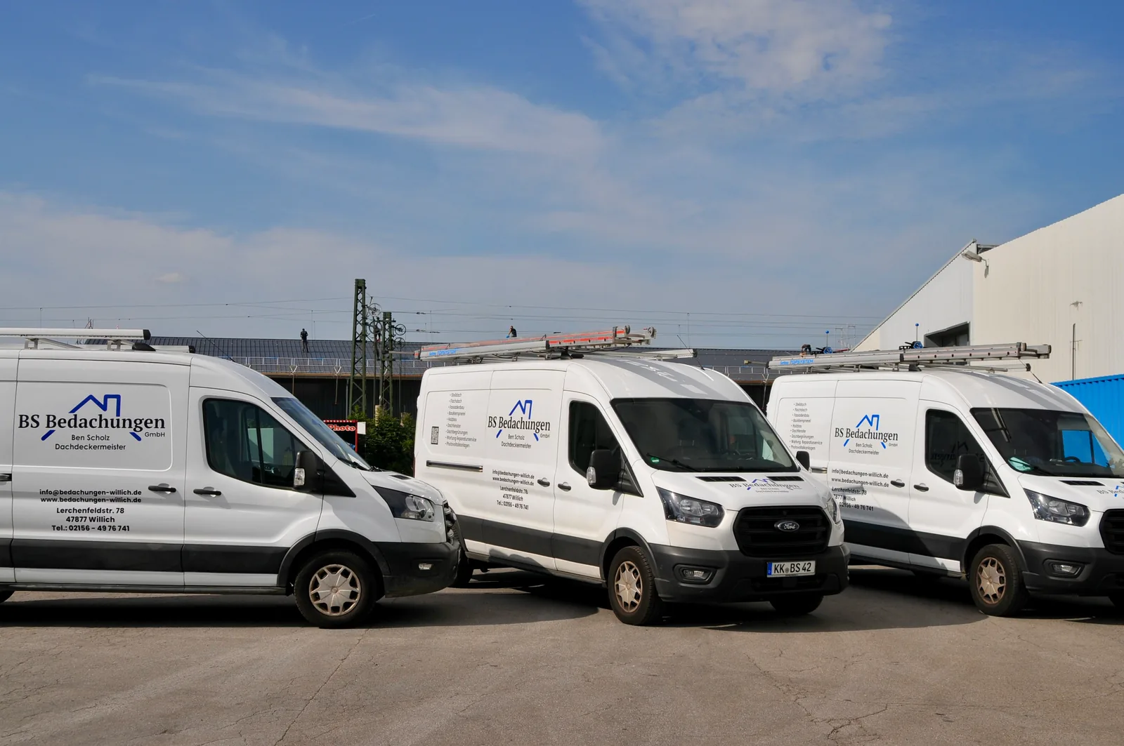 Die Firmen-Transporter von BS Bedachungen auf dem Betriebshof in Willich