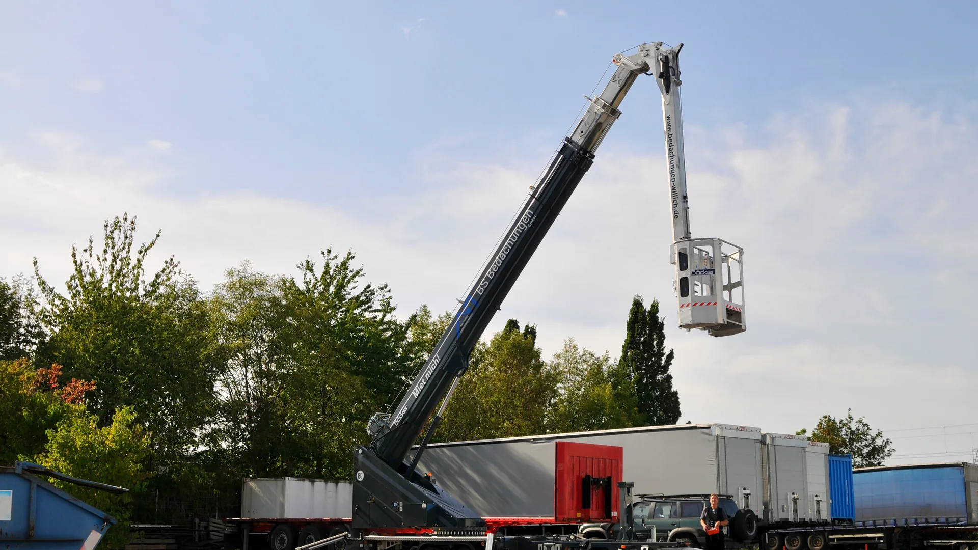 Böcker AHK 36 Autokran von BS Bedachungen voll ausgefahren bei 36 Meter Hakenhöhe